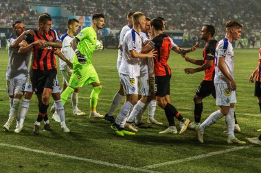 Odessa, Ukrayna - 21 Temmuz 2018: Ukrayna Super Kupası maç sırasında Fc Dinamo Kiev ve Shakhter Donetsk futbolcular kendi aralarında holigan kavga futbol sahasına düzenledi