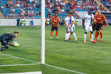 Odessa, Ukrayna - 14 Ağustos 2015: Fc Shakhtar Donetsk ve Fc Dnipro Dnipropetrovsk Ukrayna Kupası maçında top için kavga ediyorlar. Ayrıntı oyunun.