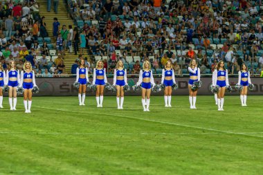 Odessa, Ukrayna - July21, 2018: Performans Futbol Şampiyonası açılış sırasında güzel genç kızlar amigo takımının. Takım performansı amigo tarihinde çim alan stadyum. Amigo kızlar