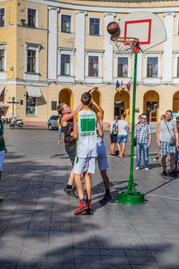 Odessa, Ukrayna -10 Eylül 2016: gençlerin şehir sokak, sokak top oynarken şenlikli seyirci tarafından çevrili. Streetbasketball kasaba Meydanı'nda. Sporcu çocuk basketbol kulübü gösteri performansları