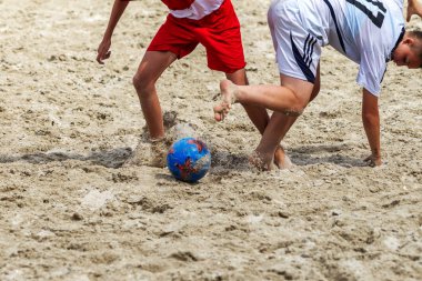 Odessa, Ukrayna-Temmuz 22, 2018: Beach Futbol Şampiyonası sahilde amatör kadınlar arasında. Kum plaj futbolu. Bir şehir plaj kum üzerinde plaj futbolu oynayan genç güzel kız