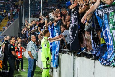 Odessa, Ukrayna - 15 Haziran 2017: Foxtrot süper kupa. Shakhtar - Dinamo (Kiev). Fanatik hayranları standları ebedi rakip oyun sırasında. Standları hayranları sevinirler, Not ve çırpınan bayrak. İnsanlar Stadı'nda arıyoruz