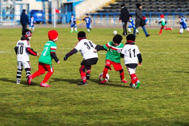 Odessa, Ukrayna 0 1 Nisan 2018: genç çocuklar için oyun spor eğitimi. Futbol futbol çocuklar için oyun. Üniformalı çalıştıran ve futbol oynarken spor kulübü, futbol oyuncuları genç oyuncular