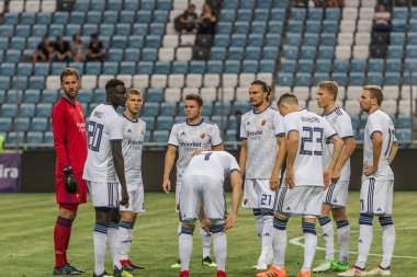 Odessa, Ukrayna - 3 Ağustos 2018: Futbolcular, Fc Djurgardens Eğer İsveç Melkemichel özcan sırasında oyun Uefa Avrupa Ligi 2018 Fc Mariupol (Ukrayna) ile futbol sahada. Futbol oyuncular Tren