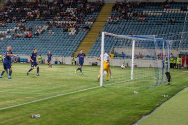 Odessa, Ukrayna - 3 Ağustos 2018: duygusal futbol taraftarları destek ekibi stadyumunda futbol kulübü Djurgardens Eğer İsveç oyun Uefa Avrupa Ligi oyun sırasında. Kalabalık futbol taraftarları Stadyumu futbol