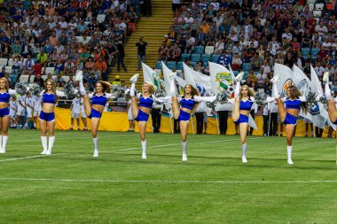 Odessa, Ukrayna - 15 Haziran 2017: Güzel genç kızlar amigo takımının performansını Futbol Şampiyonası açılış sırasında. Takım performansı amigo Stadyumu'nun çim sahada