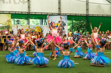 Odessa, Ukrayna -30 Mayıs 2015: Amigo Şampiyonası Ukrayna çocuklar arasında. Çocuk bir güzel parlak Sportin ile form pakazyvayut becerilerini dans..