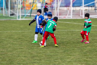 Odessa, Ukrayna 0 1 Nisan 2018: genç çocuklar için oyun spor eğitimi. Futbol futbol çocuklar için oyun. Üniformalı çalıştıran ve futbol oynarken spor kulübü, futbol oyuncuları genç oyuncular