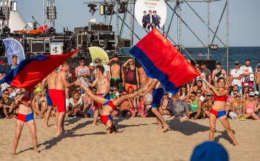 Odessa, Ukrayna - 26 Ağustos 2017: Şampiyonası deniz Festivali sırasında Z-Oyunlar Amigo içinde Ukrayna. Güzel genç spor kızlar amigo festiva kumsalda kumdan gerçekleştirmek
