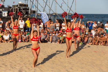 Odessa, Ukrayna - 26 Ağustos 2017: Şampiyonası deniz Festivali sırasında Z-Oyunlar Amigo içinde Ukrayna. Güzel genç spor kızlar amigo festiva kumsalda kumdan gerçekleştirmek