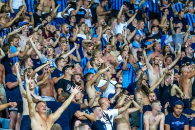 Odessa, Ukrayna - 3 Ağustos 2018: duygusal futbol taraftarları destek ekibi stadyumunda futbol kulübü Djurgardens Eğer İsveç oyun Uefa Avrupa Ligi oyun sırasında. Kalabalık futbol taraftarları Stadyumu futbol
