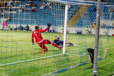 Odessa, Ukrayna - 3 Ağustos 2018: duygusal futbol taraftarları destek ekibi stadyumunda futbol kulübü Djurgardens Eğer İsveç oyun Uefa Avrupa Ligi oyun sırasında. Kalabalık futbol taraftarları Stadyumu futbol