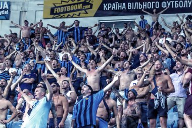 Odessa, Ukrayna - 3 Ağustos 2018: duygusal futbol taraftarları destek ekibi stadyumunda futbol kulübü Djurgardens Eğer İsveç oyun Uefa Avrupa Ligi oyun sırasında. Kalabalık futbol taraftarları Stadyumu futbol