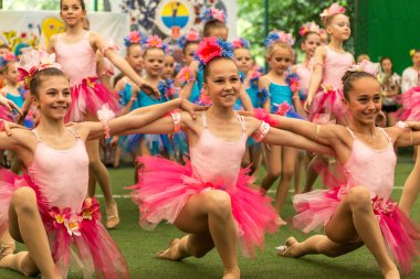 Odessa, Ukrayna -30 Mayıs 2015: Amigo Şampiyonası Ukrayna çocuklar arasında. Çocuk bir güzel parlak dans formla Sportin becerilerini göster. Birçok seyirci ve sporcular. Büyüleyici otantik çocuk