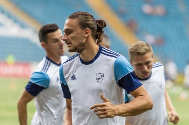 Odessa, Ukrayna - 3 Ağustos 2018: Futbolcular, Fc Djurgardens Eğer İsveç Melkemichel özcan sırasında oyun Uefa Avrupa Ligi 2018 Fc Mariupol (Ukrayna) ile futbol sahada. Futbol oyuncular Tren
