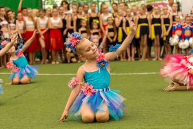 Odessa, Ukrayna -30 Mayıs 2015: Amigo Şampiyonası Ukrayna çocuklar arasında. Çocuk bir güzel parlak dans formla Sportin becerilerini göster. Birçok seyirci ve sporcular. Büyüleyici otantik çocuk