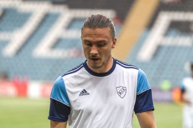 Odessa, Ukrayna - 3 Ağustos 2018: Futbolcular, Fc Djurgardens Eğer İsveç Melkemichel özcan sırasında oyun Uefa Avrupa Ligi 2018 Fc Mariupol (Ukrayna) ile futbol sahada. Futbol oyuncular Tren