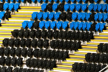 Stadyumun boş eski plastik sandalyeler. Küçük bir eski stadyumda boş koltuk sayısı. Hayranları için çizilmiş yıpranmış plastik koltuk