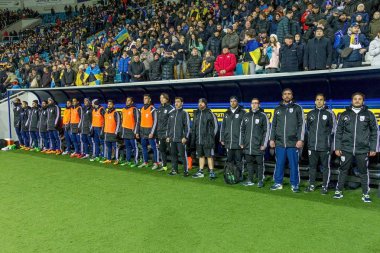 Odessa, Ukrayna -24 Mart 2016: Dostluk maçı (sarı) Ukrayna Millî Futbol takımı ve Kıbrıs (mavi) Milli takımı arasında. Yoğun maç oyun an.