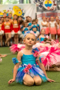 Odessa, Ukrayna -30 Mayıs 2015: Amigo Şampiyonası Ukrayna çocuklar arasında. Çocuk bir güzel parlak dans formla Sportin becerilerini göster. Birçok seyirci ve sporcular. Büyüleyici otantik çocuk
