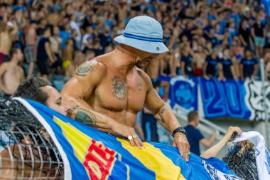 Odessa, Ukrayna - 3 Ağustos 2018: duygusal futbol taraftarları destek ekibi stadyumunda futbol kulübü Djurgardens Eğer İsveç oyun Uefa Avrupa Ligi oyun sırasında. Kalabalık futbol taraftarları Stadyumu futbol