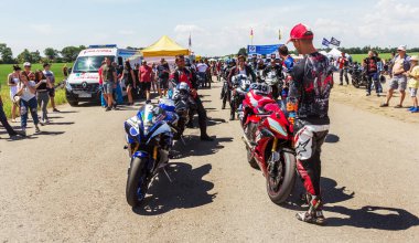 Odessa, Ukrayna - 10 Haziran 2018: Motosiklet yarışı. Dinamik ve gerçekçi yarış motosikletler yarış pisti üzerinde. Benzersiz motosiklet, aşırı shoi, tekerlekler, Isıtma gelen duman sitesinde drift