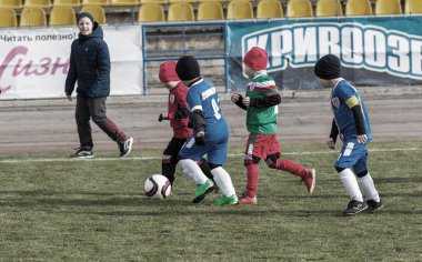 Odessa, Ukrayna 0 1 Nisan 2018: genç çocuklar için oyun spor eğitimi. Futbol futbol çocuklar için oyun. Üniformalı çalıştıran ve futbol oynarken spor kulübü, futbol oyuncuları genç oyuncular