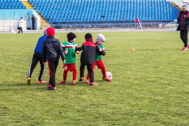 Odessa, Ukrayna 0 1 Nisan 2018: genç çocuklar için oyun spor eğitimi. Futbol futbol çocuklar için oyun. Üniformalı çalıştıran ve futbol oynarken spor kulübü, futbol oyuncuları genç oyuncular