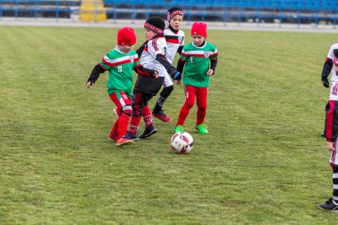 Odessa, Ukrayna 0 1 Nisan 2018: genç çocuklar için oyun spor eğitimi. Futbol futbol çocuklar için oyun. Üniformalı çalıştıran ve futbol oynarken spor kulübü, futbol oyuncuları genç oyuncular