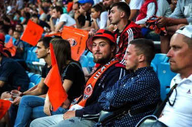Odessa, Ukrayna - 15 Haziran 2017: Foxtrot süper kupa. Shakhtar - Dinamo (Kiev). Fanatik hayranları standları ebedi rakip oyun sırasında. Standları hayranları sevinirler, Not ve çırpınan bayrak. İnsanlar Stadı'nda arıyoruz