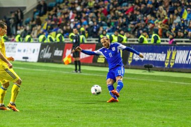 Odessa, Ukrayna -24 Mart 2016: Dostluk maçı (sarı) Ukrayna Millî Futbol takımı ve Kıbrıs (mavi) Milli takımı arasında. Yoğun maç oyun an.