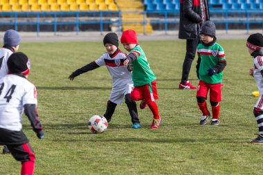 Odessa, Ukrayna 0 1 Nisan 2018: genç çocuklar için oyun spor eğitimi. Futbol futbol çocuklar için oyun. Üniformalı çalıştıran ve futbol oynarken spor kulübü, futbol oyuncuları genç oyuncular
