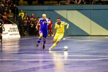 Odessa, Ukrayna - 12 Nisan 2016: Dünya Kupası play-off maçı Ukrayna - Slovakiya. Futsal oynuyor. Modern Bahçesi kapsayan spor salonu büyük sahnede mini futbol