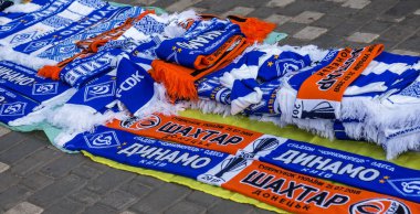 Odessa, Ukrayna - 21 Temmuz 2018. Maçtan önce futbol sembolleri, futbol Hatıra Eşyası satılmaktadır. Gayri resmi Mağazacılık profesyonel futbol kulüpleri. Futbol sembolleri, özelliklerini, eşarp satışı