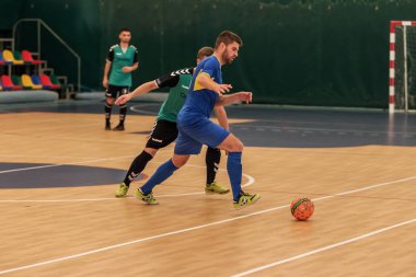 Odessa, Ukrayna - 28 Temmuz 2018: Tanımlanamayan yerel takım parke zemin üzerinde futsal turnuvasında mini-futbol oynayan oyuncuların