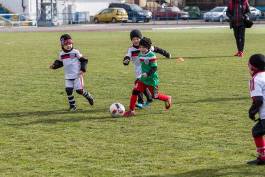 Odessa, Ukrayna 0 1 Nisan 2018: genç çocuklar için oyun spor eğitimi. Futbol futbol çocuklar için oyun. Üniformalı çalıştıran ve futbol oynarken spor kulübü, futbol oyuncuları genç oyuncular