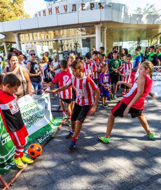 Odessa, Ukrayna -10 Eylül 2-16: Mini - futbol şehir çocuk tatil ailem ve seyirci ile küçük çocuklar oynar. Mini futbol oyunu. Futsal çocuklar için
