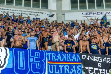 Odessa, Ukrayna - 3 Ağustos 2018: duygusal futbol taraftarları destek ekibi stadyumunda futbol kulübü Djurgardens Eğer İsveç oyun Uefa Avrupa Ligi oyun sırasında. Kalabalık futbol taraftarları Stadyumu futbol
