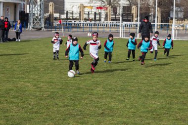 Odessa, Ukrayna 0 1 Nisan 2018: genç çocuklar için oyun spor eğitimi. Futbol futbol çocuklar için oyun. Üniformalı çalıştıran ve futbol oynarken spor kulübü, futbol oyuncuları genç oyuncular
