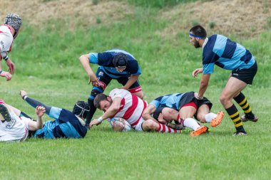 Odessa, Ukrayna - 26 Mayıs 2018: Ukrayna Kupası Politechnik - Odessa ve Credo - 65 Odessa (kırmızı). Rugby topu için oyuncuların yoğun mücadele. Yeşil alan stadyum üzerinde dinamik oyun