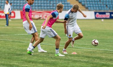 Odessa, Ukrayna - 3 Ağustos 2018: Futbolcular, Fc Djurgardens Eğer İsveç Melkemichel özcan sırasında oyun Uefa Avrupa Ligi 2018 Fc Mariupol (Ukrayna) ile futbol sahada. Futbol oyuncular Tren