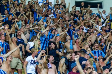 Odessa, Ukrayna - 3 Ağustos 2018: duygusal futbol taraftarları destek ekibi stadyumunda futbol kulübü Djurgardens Eğer İsveç oyun Uefa Avrupa Ligi oyun sırasında. Kalabalık futbol taraftarları Stadyumu futbol