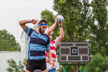 Odessa, Ukrayna - 26 Mayıs 2018: Ukrayna Kupası Politechnik - Odessa ve Credo - 65 Odessa (kırmızı). Rugby topu için oyuncuların yoğun mücadele. Yeşil alan stadyum üzerinde dinamik oyun