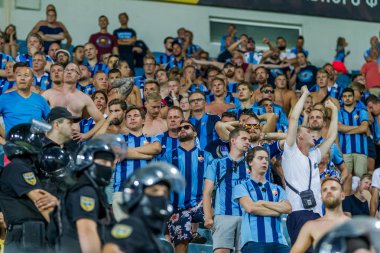 Odessa, Ukrayna - 3 Ağustos 2018: duygusal futbol taraftarları destek ekibi stadyumunda futbol kulübü Djurgardens Eğer İsveç oyun Uefa Avrupa Ligi oyun sırasında. Kalabalık futbol taraftarları Stadyumu futbol