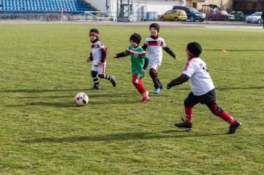 Odessa, Ukrayna 0 1 Nisan 2018: genç çocuklar için oyun spor eğitimi. Futbol futbol çocuklar için oyun. Üniformalı çalıştıran ve futbol oynarken spor kulübü, futbol oyuncuları genç oyuncular