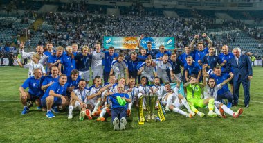 Odessa, Ukrayna - 21 Temmuz 2018: Dinamo oyuncular için Ukrayna Super Kupası maçında zafer kutlamak. Futbolcular zafer ve ödüllendirici kupa kutlama.