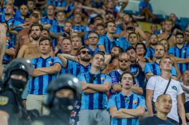 Odessa, Ukrayna - 3 Ağustos 2018: duygusal futbol taraftarları destek ekibi stadyumunda futbol kulübü Djurgardens Eğer İsveç oyun Uefa Avrupa Ligi oyun sırasında. Kalabalık futbol taraftarları Stadyumu futbol