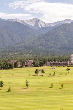 Razlık, Bulgaristan - 29 Temmuz 2016: Pirin Dağı sayısı Todorka ve Vihren en üstündeki. Güzel görünüm yeşil yaz golf sahası. Resort Razlık, Bulgaristan