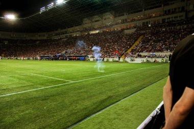 Odessa, Ukrayna - Temmuz 15,2017: Foxtrot süper kupa. Madenci - Dinamo. Fanatik heyecanlı hayranları ile havai fişek. Taraftar standları yanık yangında sevinirler ve çırpmaya başlar. Petards stadyum alanında oyun parçaladı