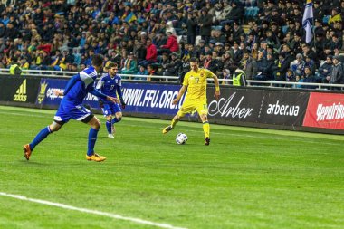Odessa, Ukrayna -24 Mart 2016: Dostluk maçı (sarı) Ukrayna Millî Futbol takımı ve Kıbrıs (mavi) Milli takımı arasında. Yoğun maç oyun an.
